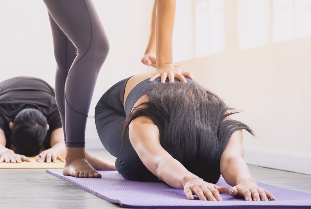 bild på en person i barnets position, yoga